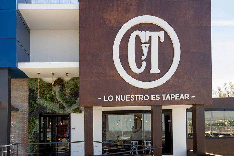 decoración vegetal artificial fachada restaurante