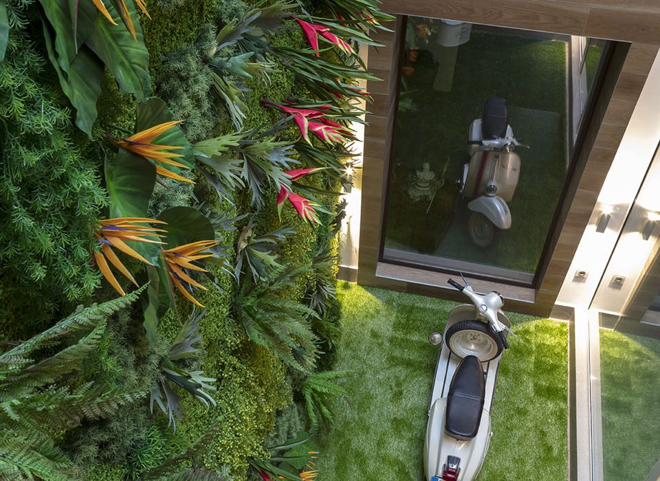 jardín vertical de estilo tropical en vivienda